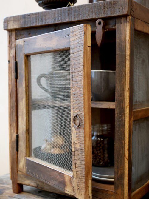 Alter Fliegenschrank aus Recycling-Holz